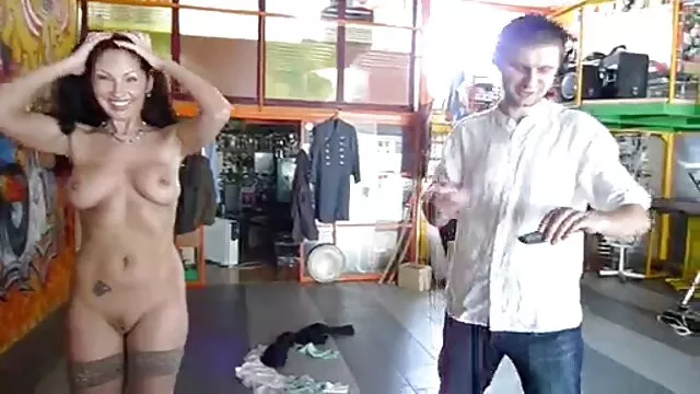 Dziecko nie może się oprzeć darmowe długie filmy porno i patrzy na mnie z mamą