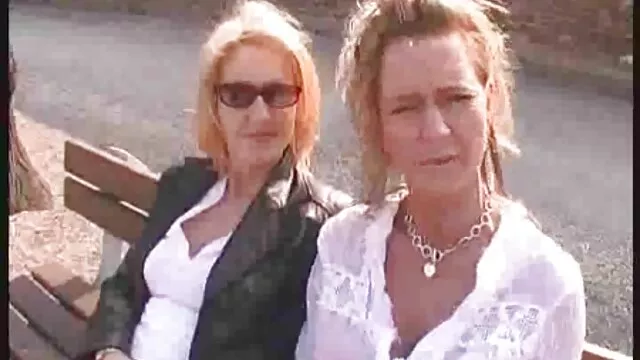 Młody człowiek biegł w starsze panie darmowe filmy dwóch kolorach, czarnym